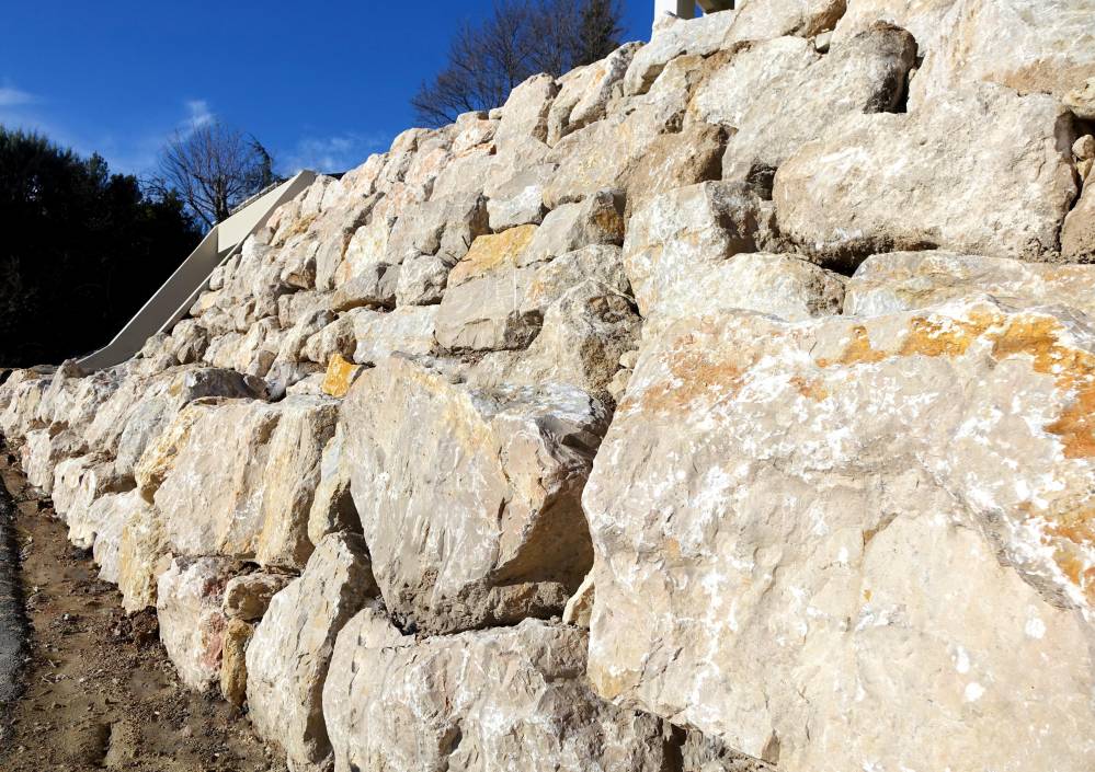 enrochement gabions près de Cuvat